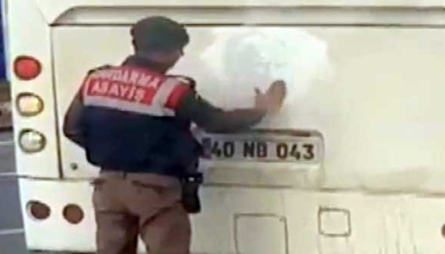 Atatürkün tozlanan siluetini silen asker sosyal medyayı salladı