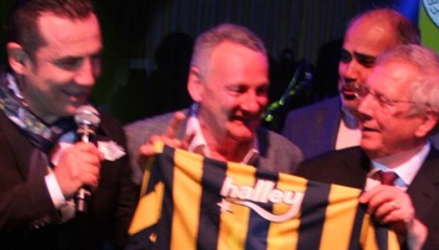 Aziz Yıldırım ve Cemil Turandan Ferhat Göçere forma