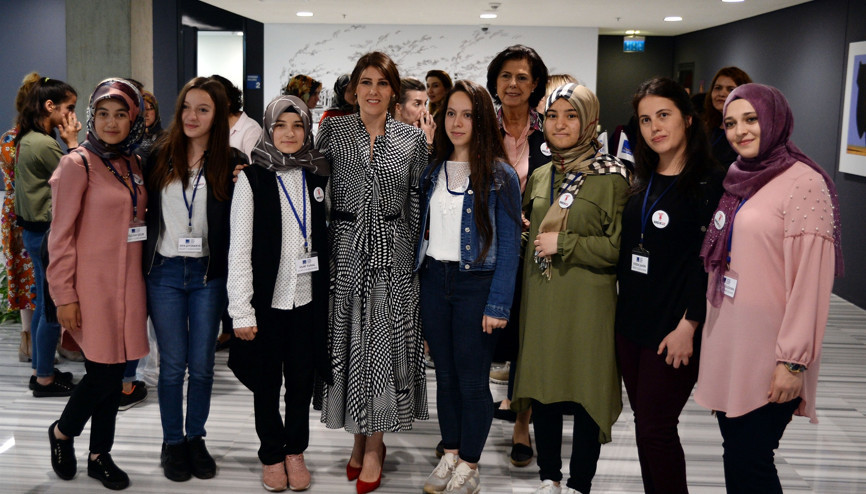 Başarılı kız öğrencilere destek