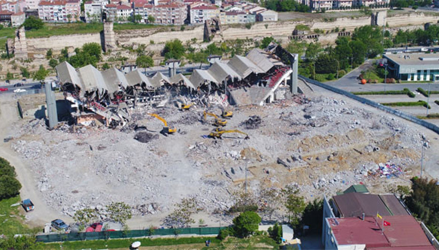 Abdi İpekçi Spor Salonu’nun yüzde 90ı yıkıldı
