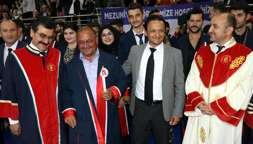 Diplomasını oğlunun elinden aldı