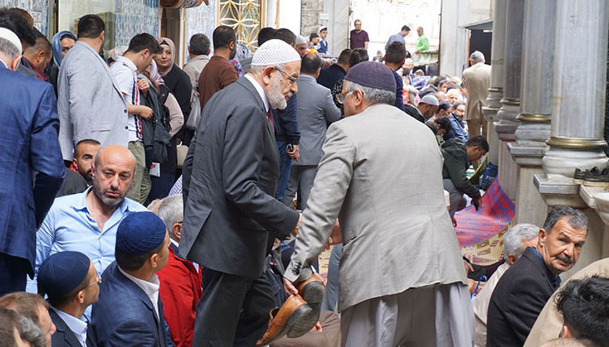 Karamollaoğlu seçim çalışmalarına Eyüp Sultan ziyaretiyle başladı