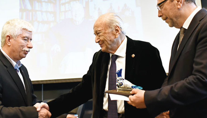 Bildiriciye Hıfzı Topuz Onur ödülü