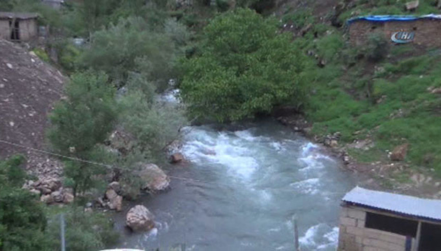 Dereye düşen çocuğu köylüler kurtardı