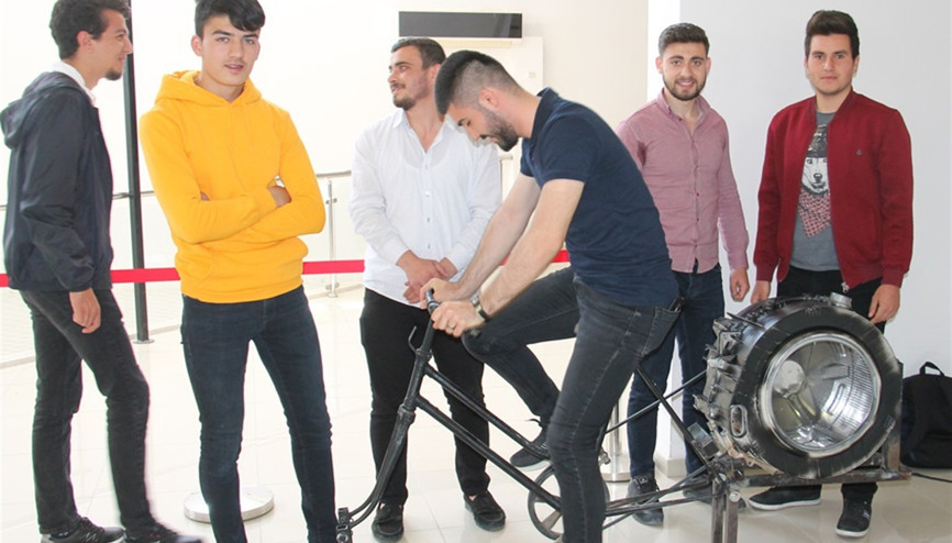 Üniversitelilerden çamaşır yıkayan bisiklet