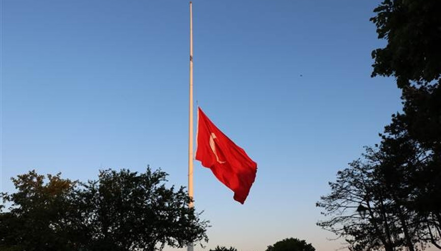 Taksim’deki bayraklar yarıya indirildi