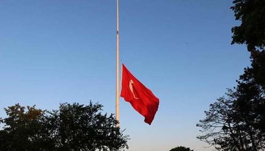 Kudüs için Taksim’deki bayraklar yarıya indirildi