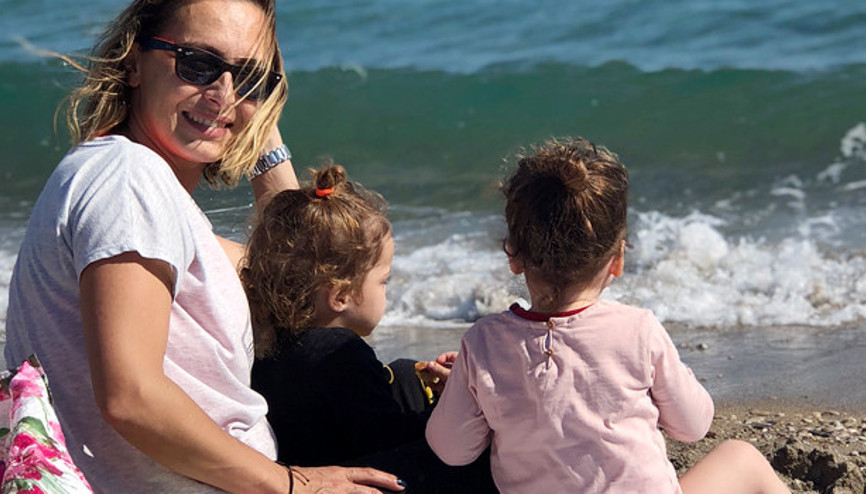 Ayça Bingöl ikizleriyle sahile indi