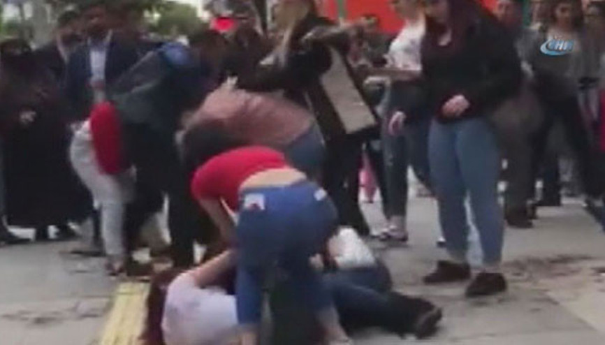 Cadde ortasında kızlar bir birine girdi