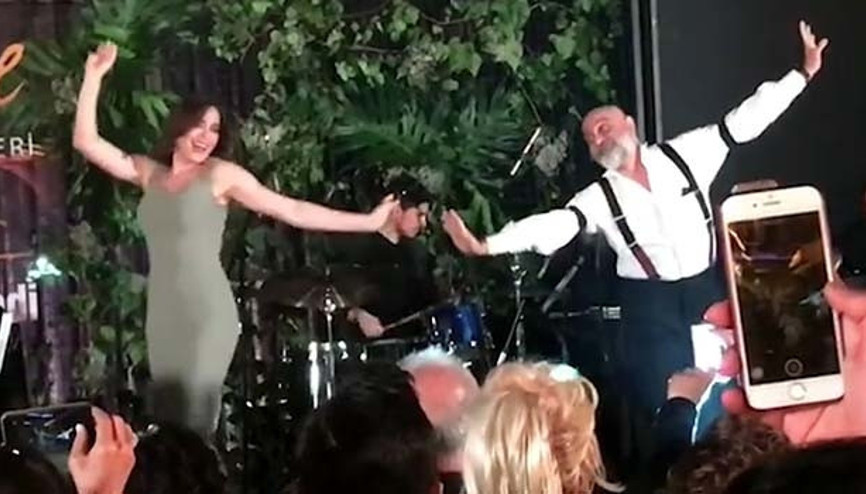 Özge Borak ile babasının sahne şovu