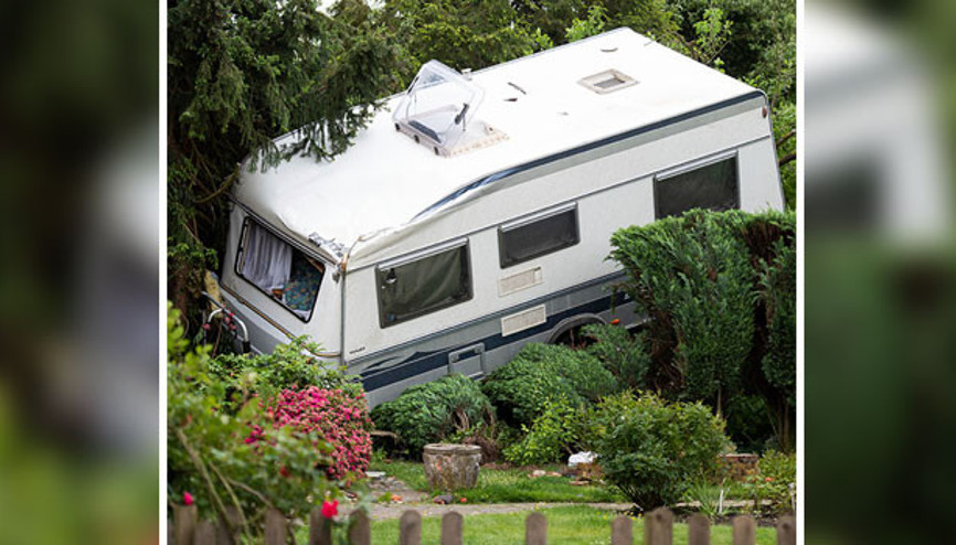 Dev hortum çatıları uçurdu, ağaçları devirdi, insanları yaraladı Dev hortum çatıları uçurdu, ağaçları devirdi, insanları yaraladı