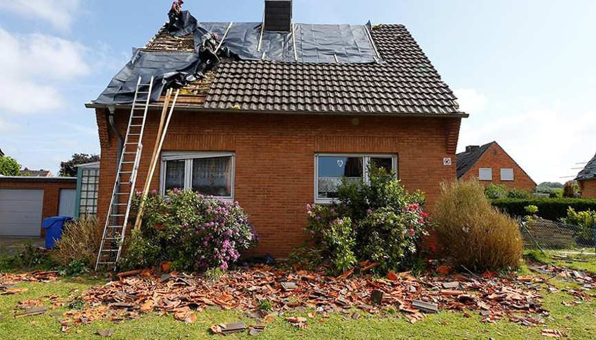 Dev hortum çatıları uçurdu, ağaçları devirdi, insanları yaraladı Dev hortum çatıları uçurdu, ağaçları devirdi, insanları yaraladı