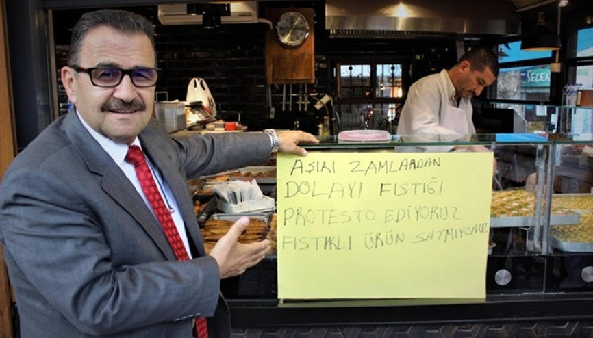 Bir şehirde daha dükkan camlarına bu yazı asıldı