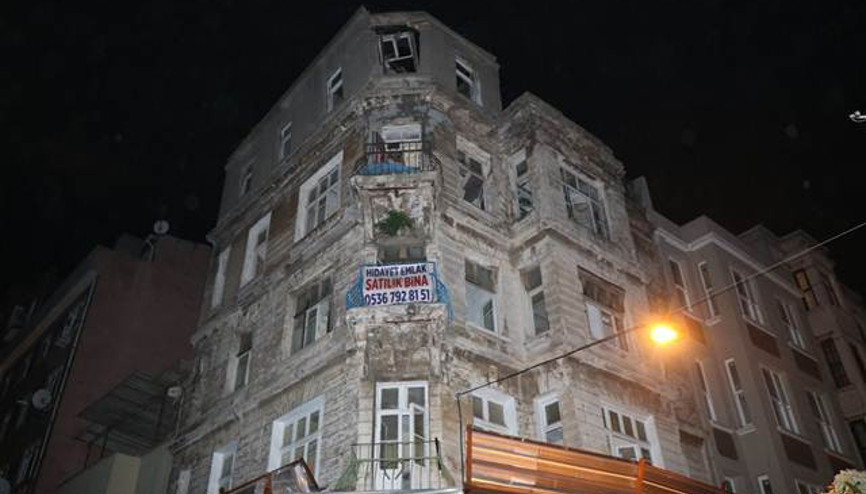 Kadıköyde panik: Dizi ve filmlerin çekildiği sokaktaki tarihi bina sabaha karşı çöktü