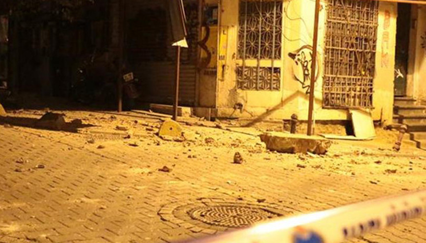 Dizi ve filmlerin çekildiği sokaktaki tarihi bina sabaha karşı çöktü