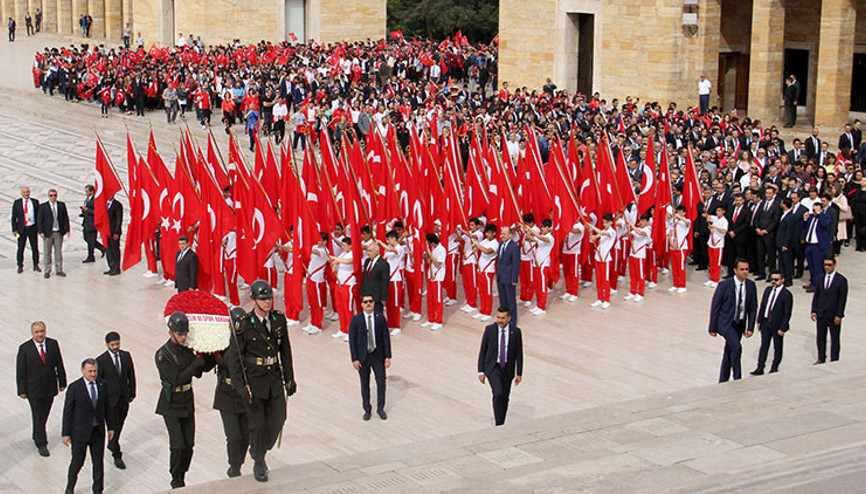 Gençler Anıtkabirde...