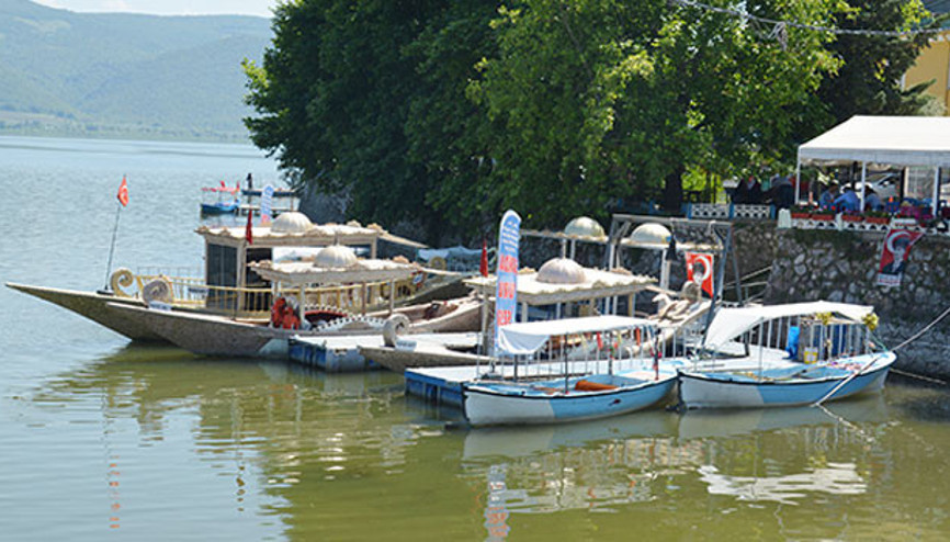 Saltanat kayıklarıyla göl turu