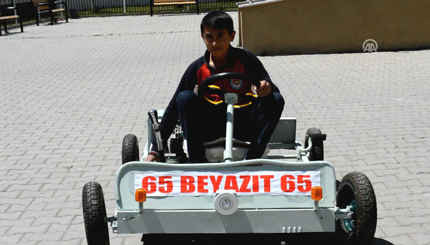 Ortaokul öğrencisi atık malzemelerden go kart aracı yaptı