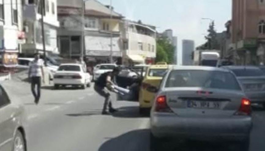 Kadın yolcuyu bacaklarından tutup aşağı attı