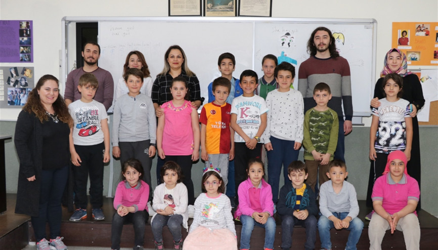 Üniversitelilerden ilkokullara İngilizce dersi