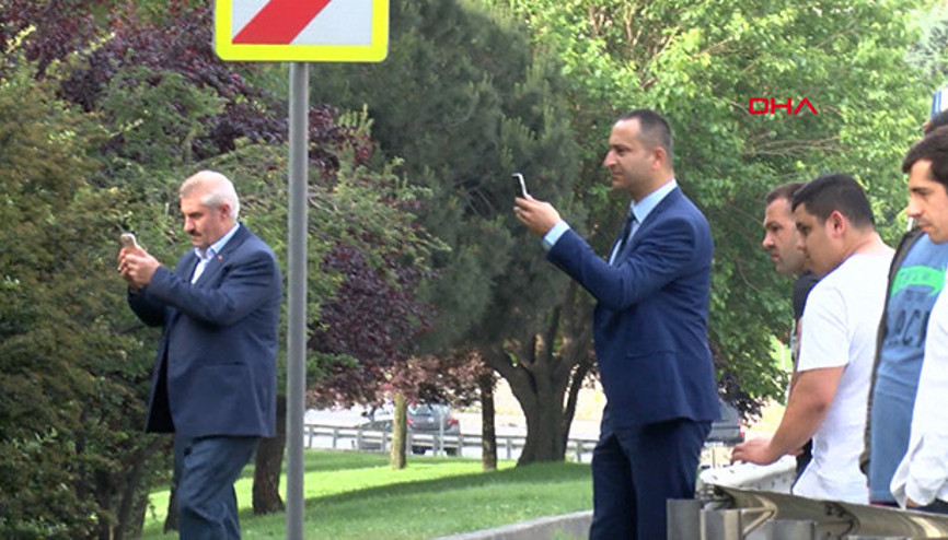 Dakikalarca izlediler, trafik bile durdu