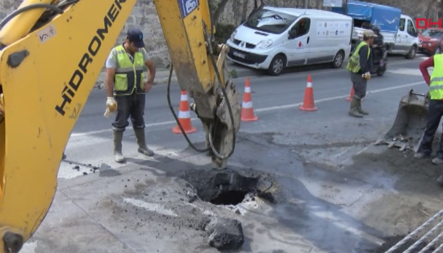 Sarıyerde ana isale borusu patladı, yolda göçük oluştu