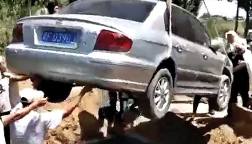 Son isteği yerine getirildi... Otomobiliyle gömüldü