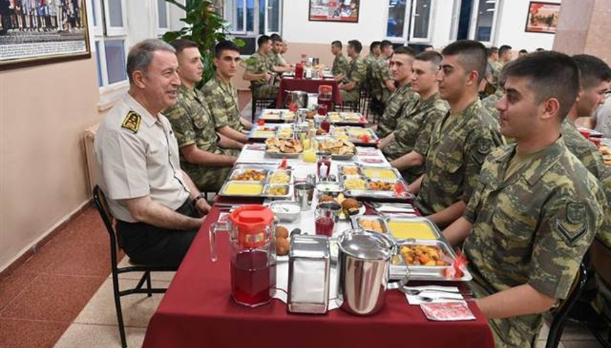 Orgeneral Akar, erbaş ve erlerle iftar yaptı