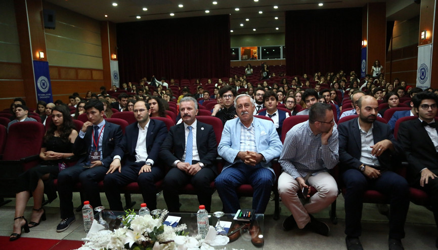 Liseliler dünya sorunlarına çözüm arıyor
