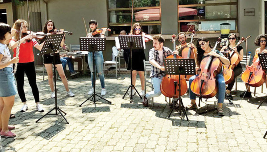 Kapanan bölüm için çellolu gitarlı eylem