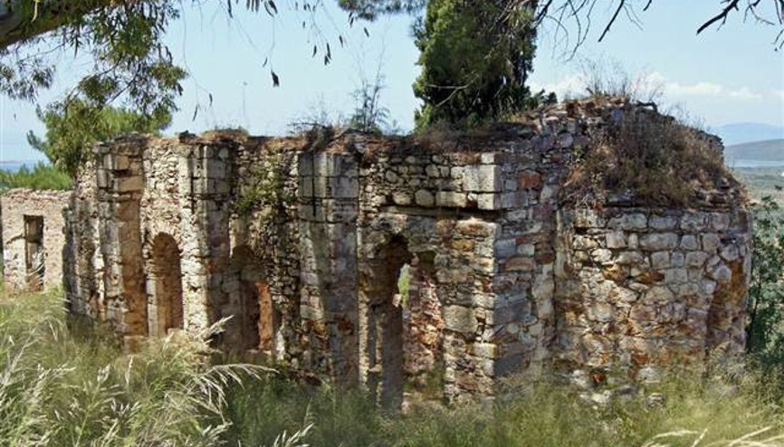 Defineciler Çamlı Manastırı’nı delik deşik etti