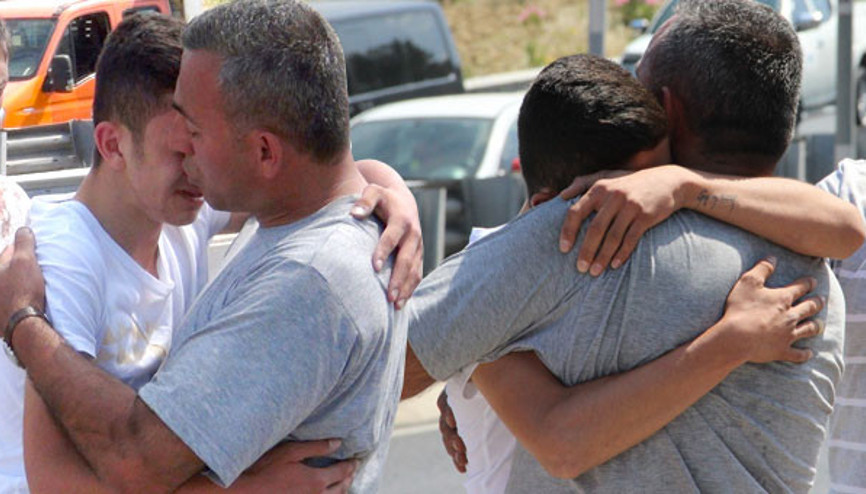 Lüks araçları taşıyan TIR devrildi, babasına sarılarak ağladı