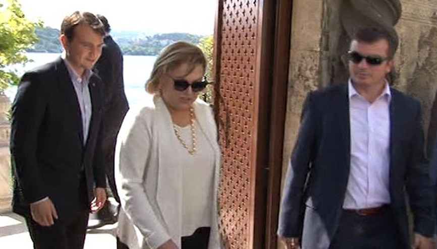 Güler Sabancıdan Demirören ailesine taziye ziyareti