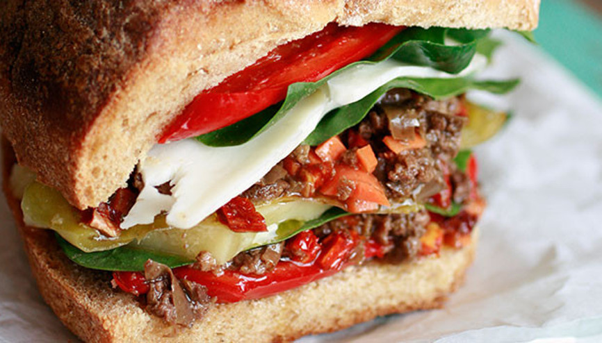 İki dilim ekmek arasında taş olsa yiyecekler için enfes sandviçler