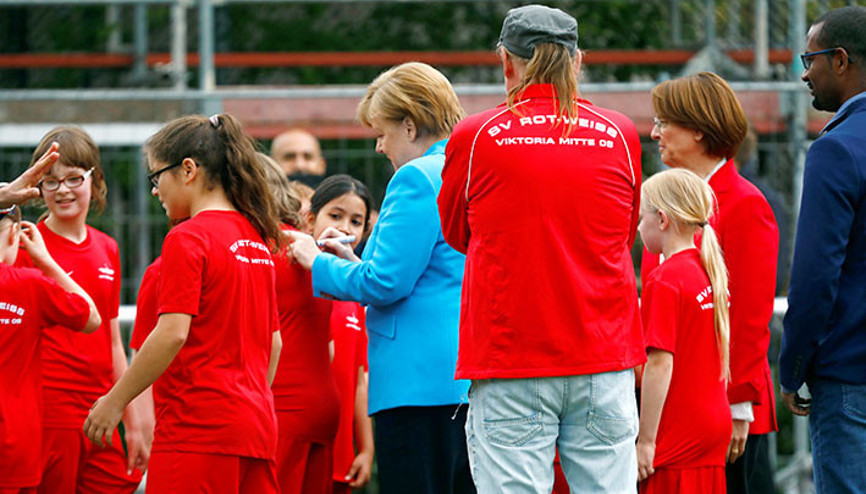 Zirveden önce çocuk futbolcuları ziyaret etti