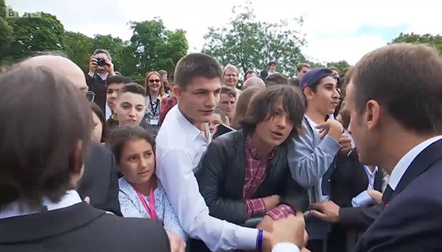 Macron, kendisine Ne haber Manu diyen genci azarladı