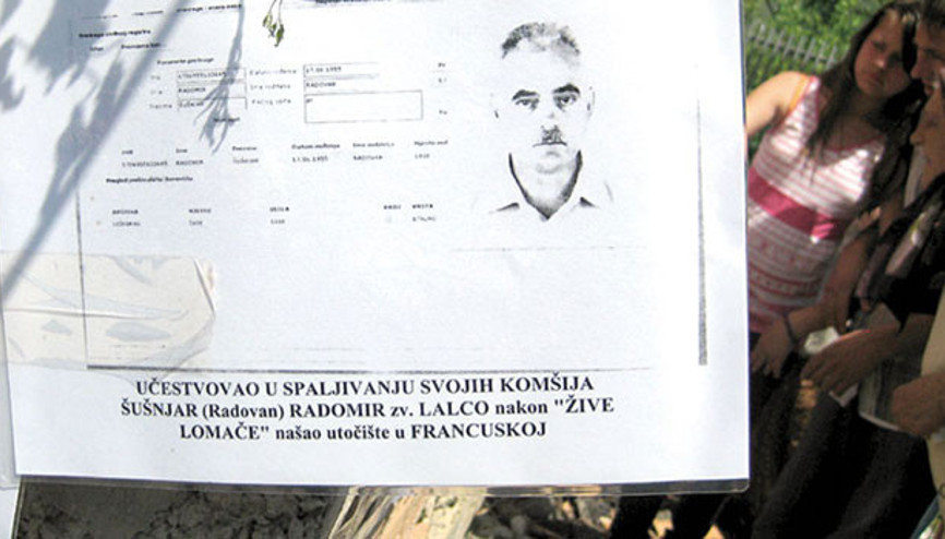 59 kişiyi evlerini ateşe vererek öldürmekle suçlanıyor