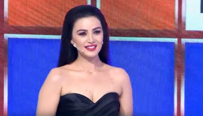 Çarkıfelek hostesi Emel Özkızıltaş kimdir Kaç yaşındadır Çarkıfelek hostesi Emel Özkızıltaş kimdir Kaç yaşındadır