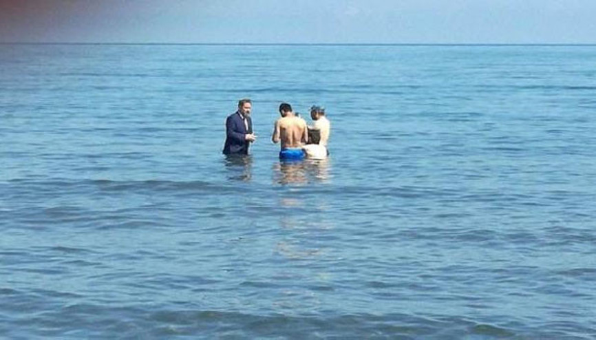 Takım elbise ile denize girip, yüzenlerden oy istediği iddia edildi