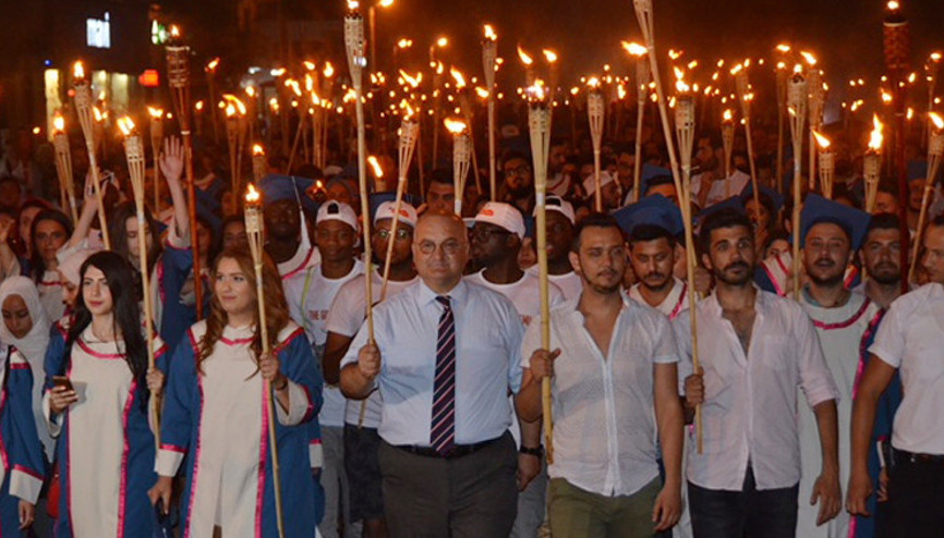 Üniversitede fener alaylı mezuniyet