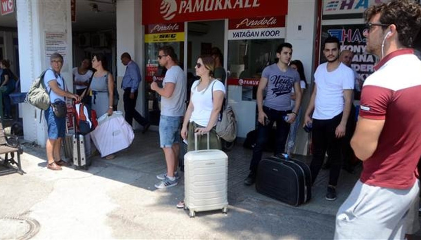 Tatilciler oy kullanmak için dönüyor... Bugün ve yarın için yer kalmadı