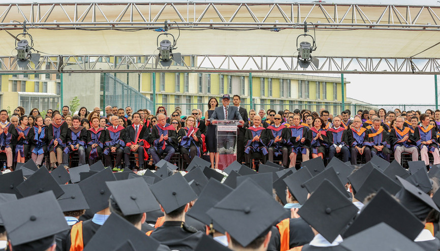 Üniversite mezunlarını verdi