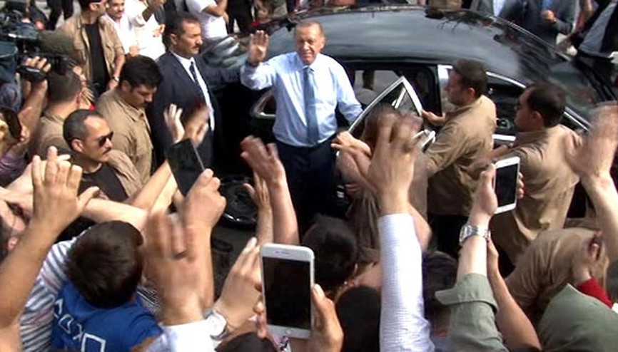 Cumhurbaşkanı Erdoğan konvoyunu durdurdu vatandaşlarla sohbet etti