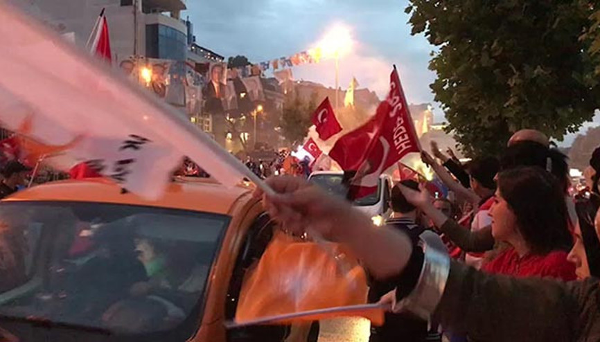 Ak Parti genel merkezinde partililer seçim sonuçlarını kutladı