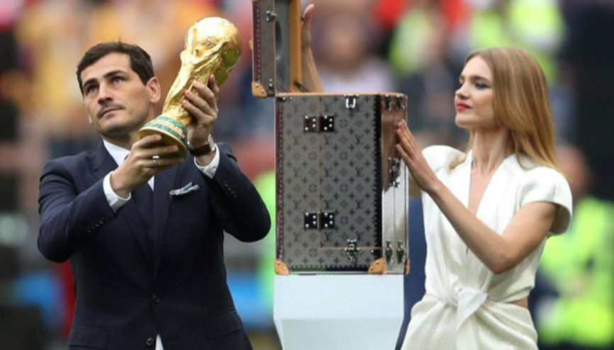 Pazarda meyve satıyordu