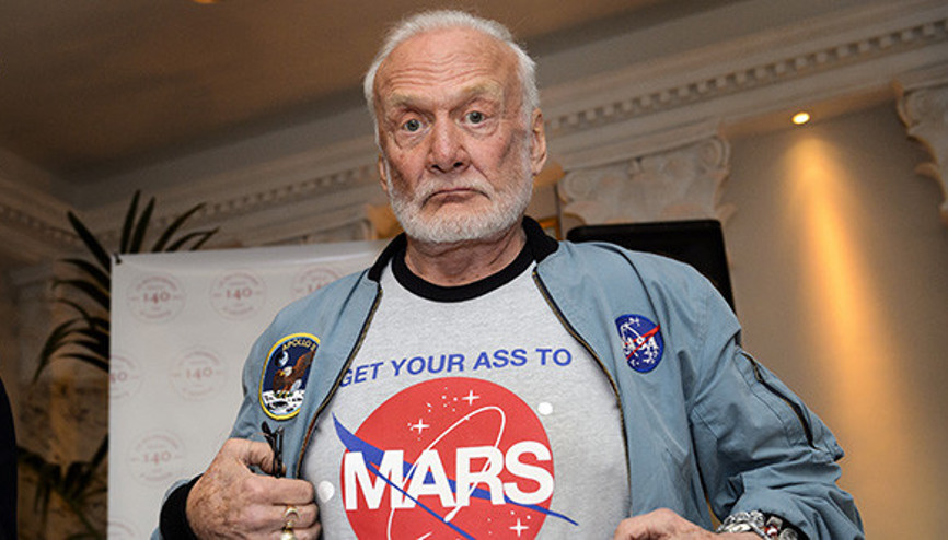 Aileden çektiğini Ay’dan çekmedi