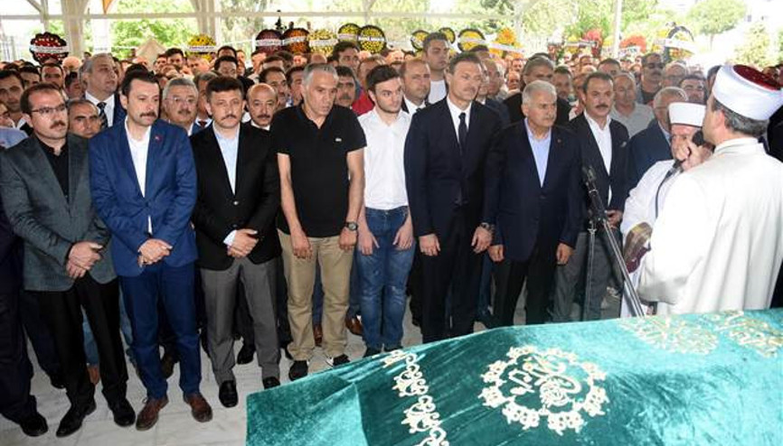 Alpay Özalan’ın babası, son yolculuğuna uğurlandı