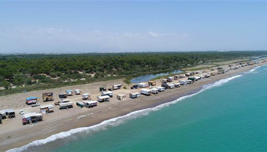 Yazı denize sıfır oba ve çardaklarda geçiriyorlar