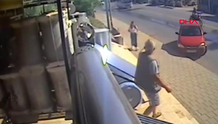 Kepçeden yola akan hidrolik yağı 4 ayrı kazaya neden oldu