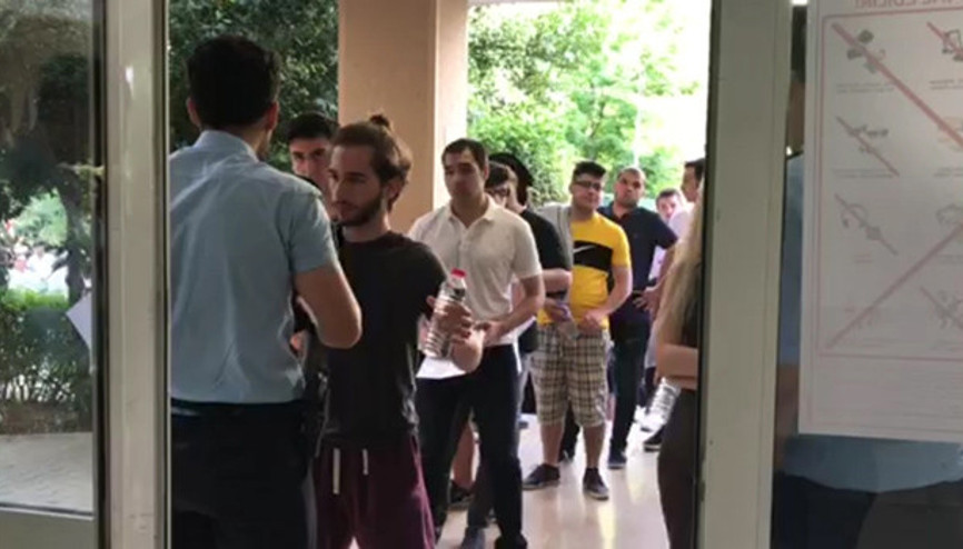 YKS adayları güvenlik kontrolünden geçiyor